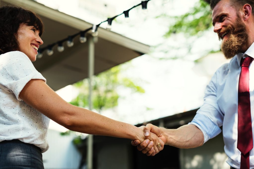 Funcionários discutindo estratégias de fidelização do cliente