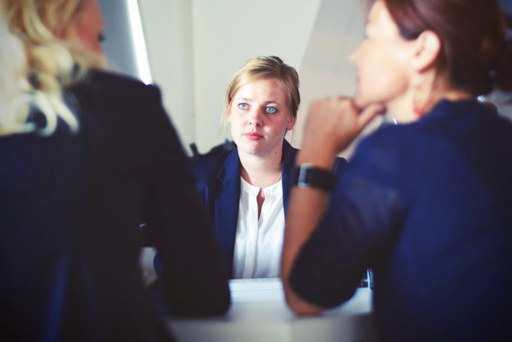 Três mulheres conversando em um tipo de recrutamento misto