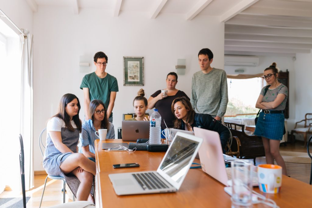 Grupo de pessoas em uma sala participando de jogos empresariais.