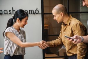 Um homem e uma mulher apertando as mãos