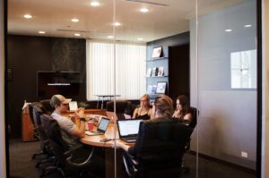 Pessoas em uma sala de reunião praticando inglês in company