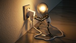 Uma animação de uma lâmpada ligando-se à tomada para acender, remetendo às empresas criativas com ideias inovadoras